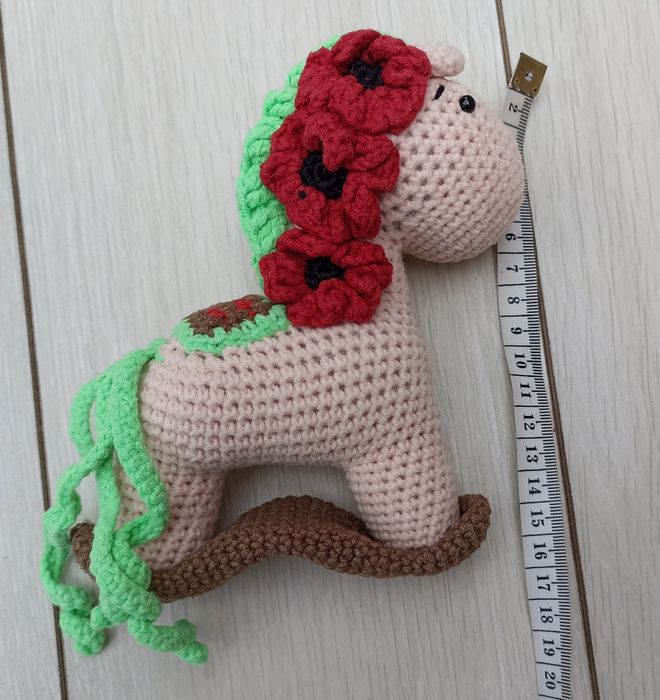 Дитяча іграшка в'язана гачком