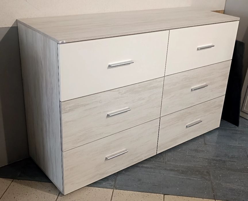 Комод з шухлядами в наявності