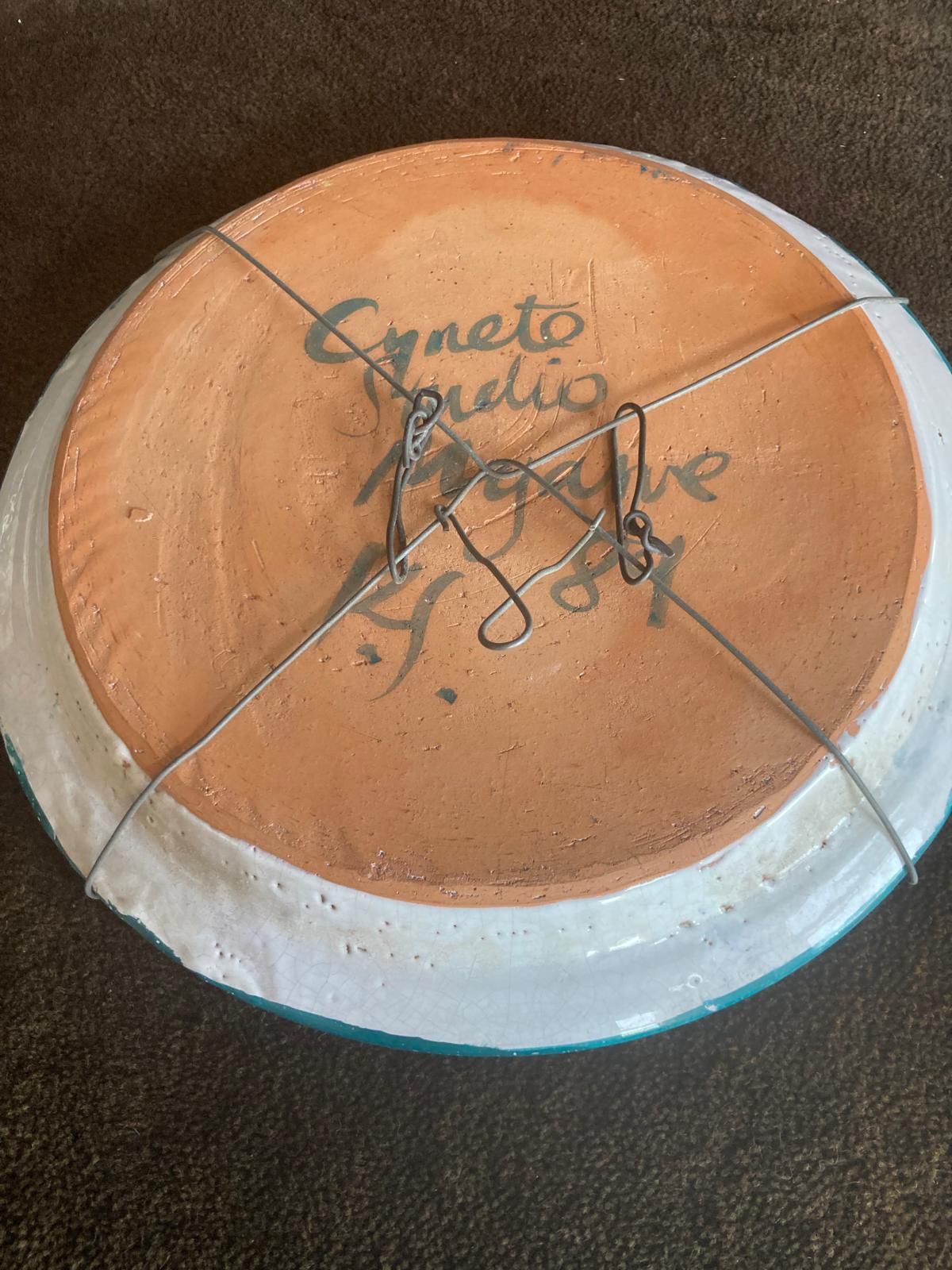Prato em cerâmica, pintado à mão e assinado