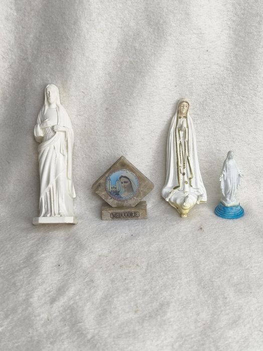 Stare plastikowe figurki Jezusa i Maryi 157