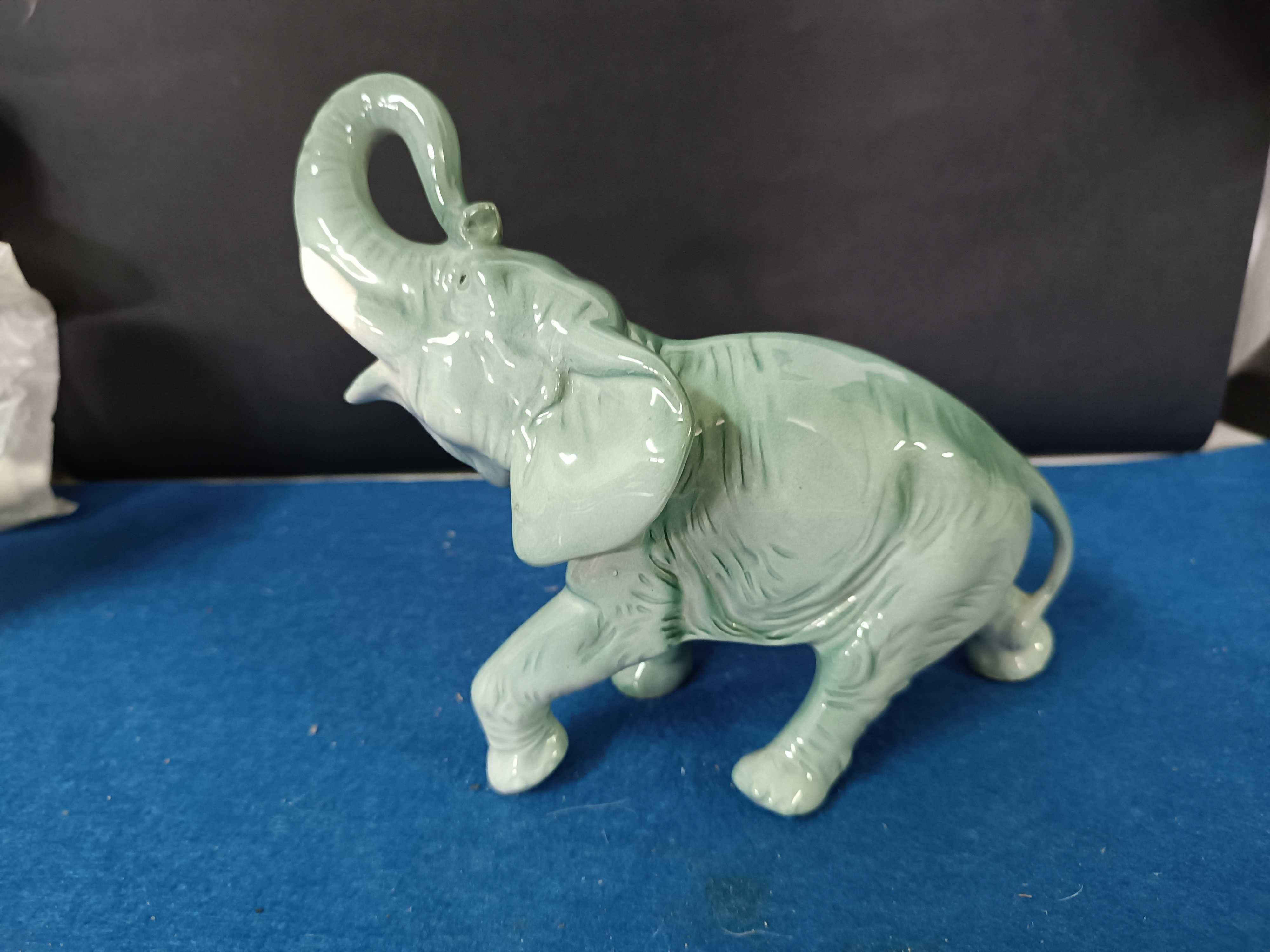 Elefante em ceramica vidrada. Marcado.