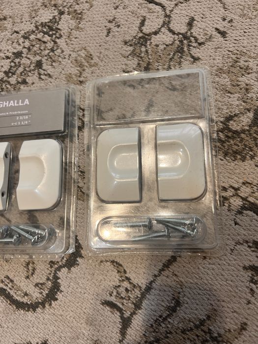 Cztery nowe uchwyty do mebli białe ikea berghalla