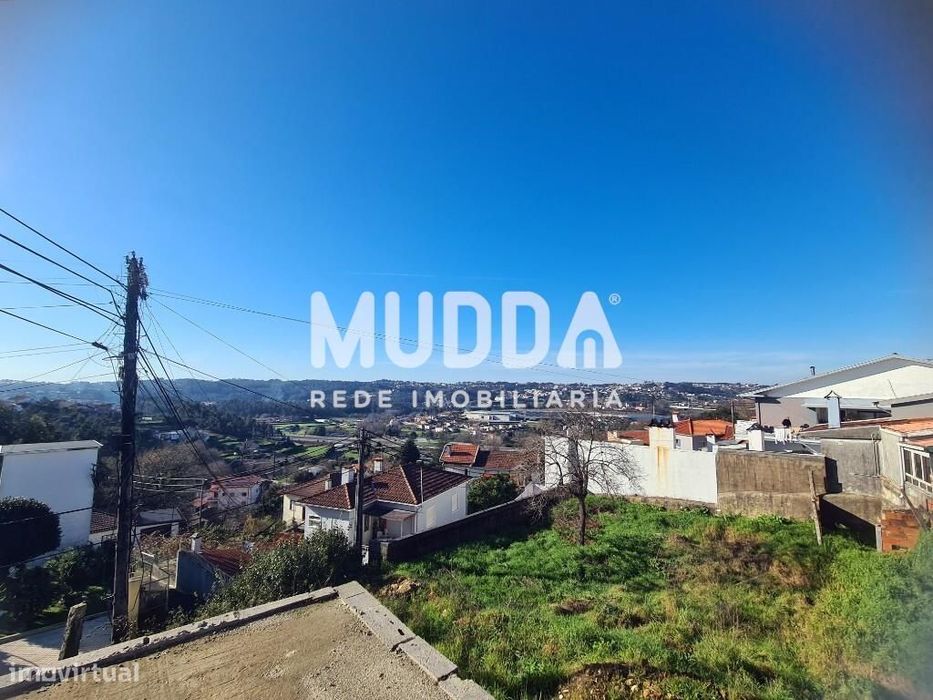 Oportunidade Única: Moradia T2 com Projeto de Restauro em Santiago de