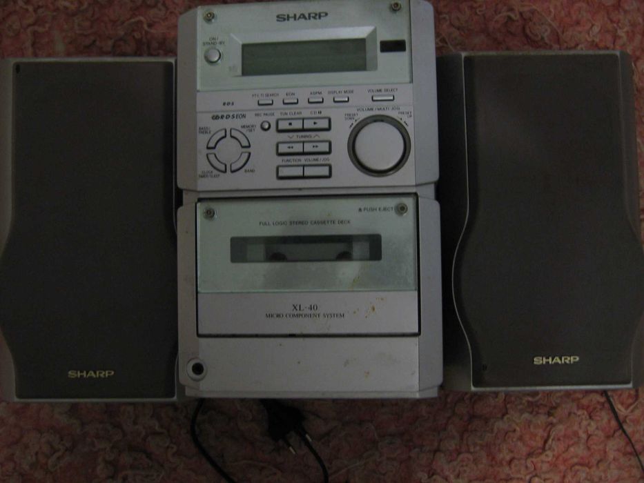 Музикальний центр SHARP xl 40 h.2000 року  не працює тільки касета.