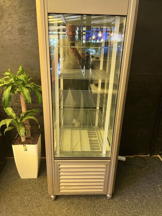 Кондитерська вітрина