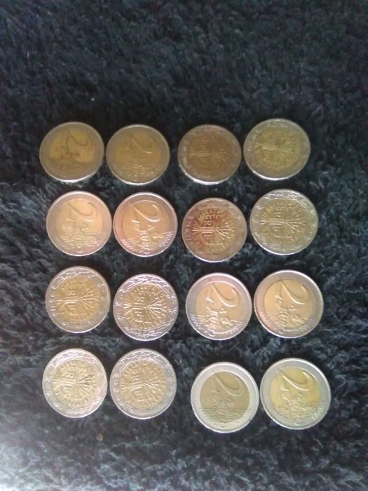 Edição de moedas francesas, com valores de 2 euros do ano de 2001.