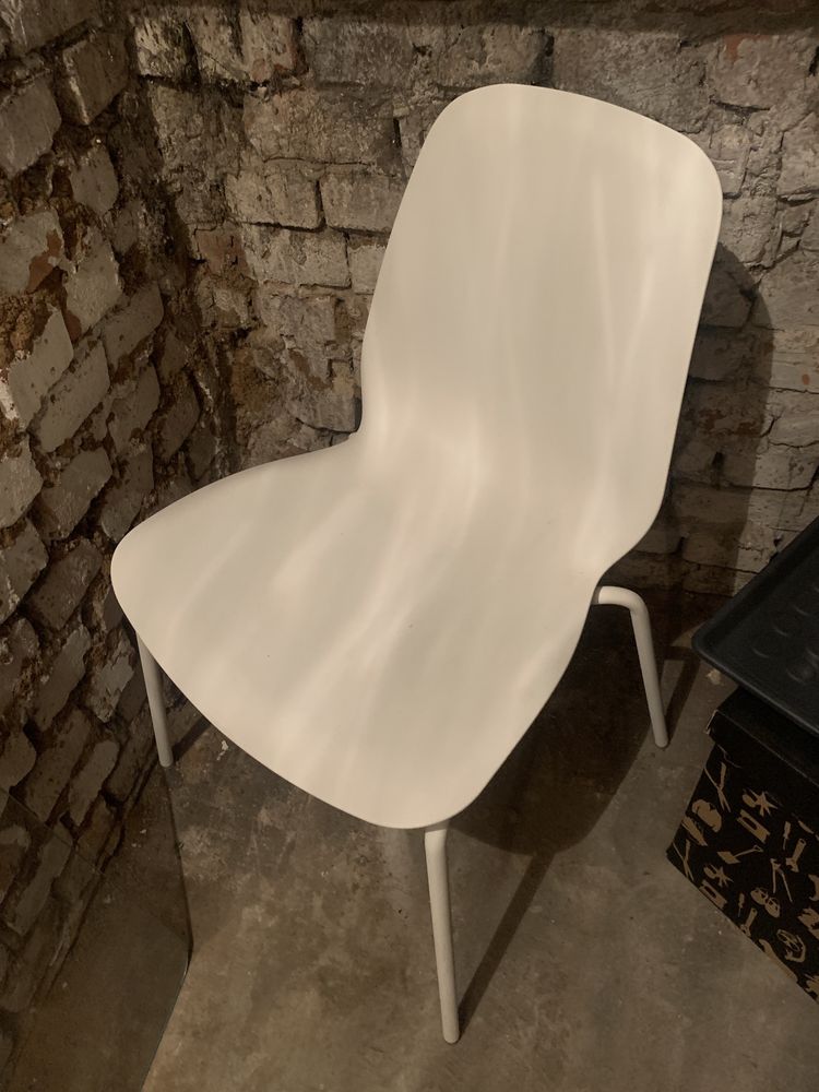 Białe krzesło IKEA