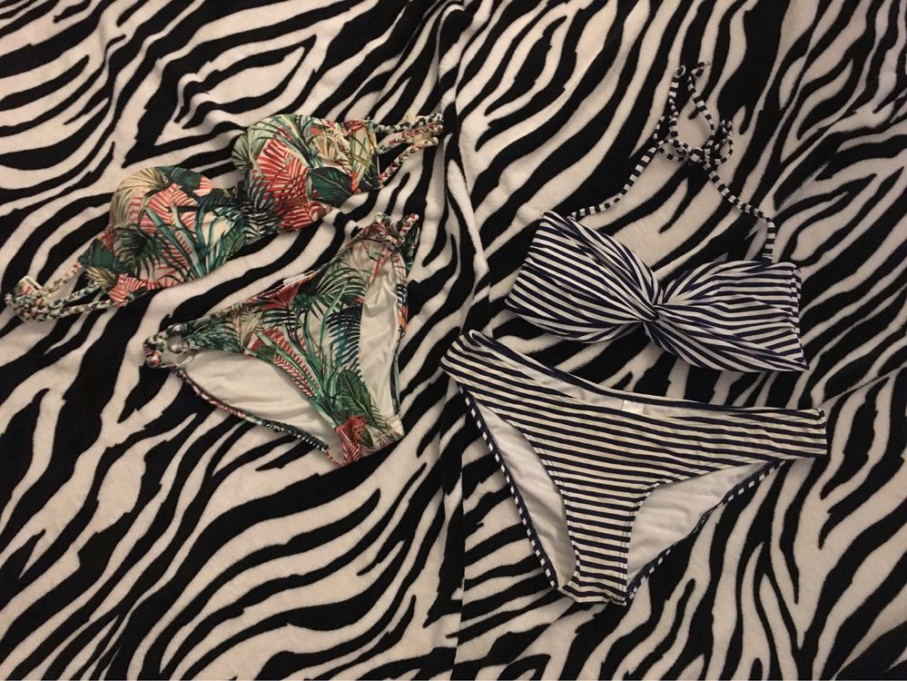 Biquinis tropical e riscas
