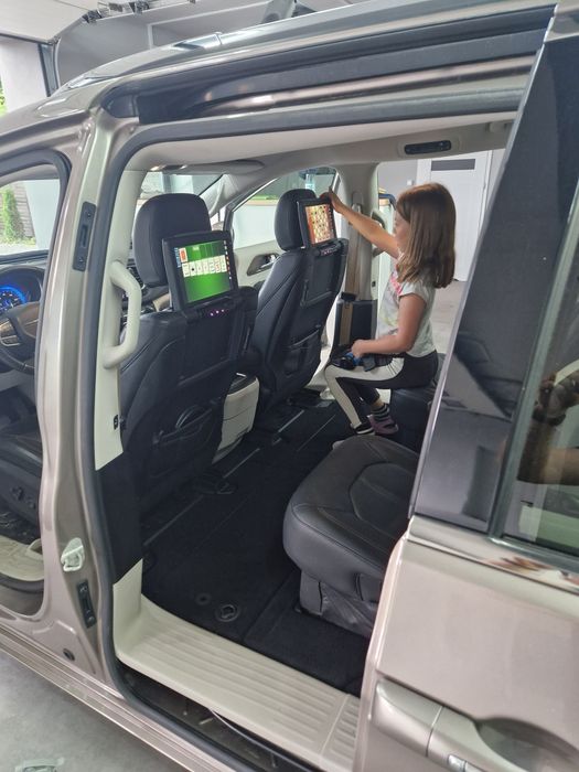 Wypożyczalnia wynajem samochodów bus- 8/9 osobowe, VIP