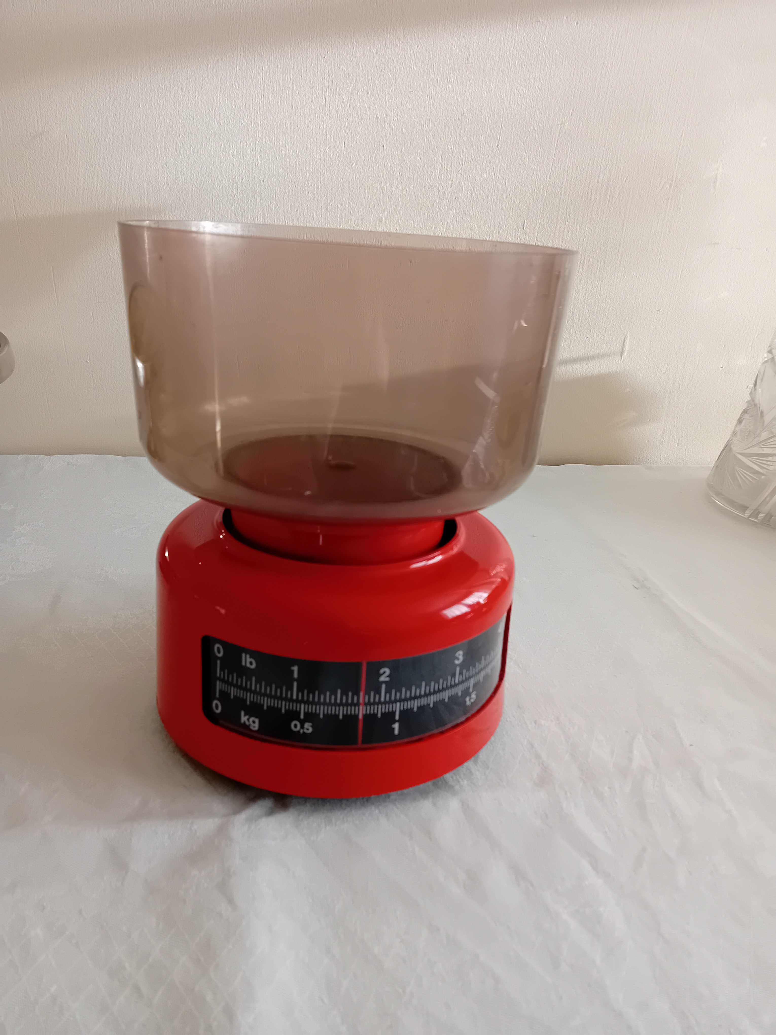 waga kuchenna vintage PRL , kolor czerwony do 2 kg.