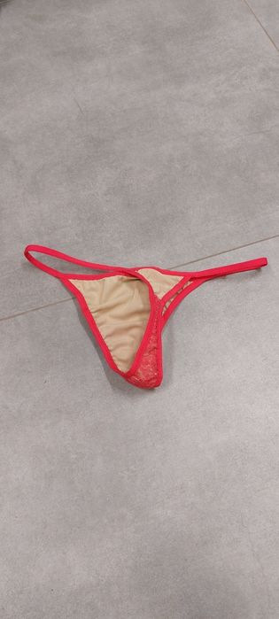 Czerwone stringi używane