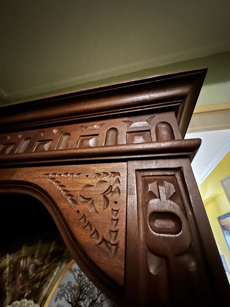 Estante/ armário madeira maciça com detalhes