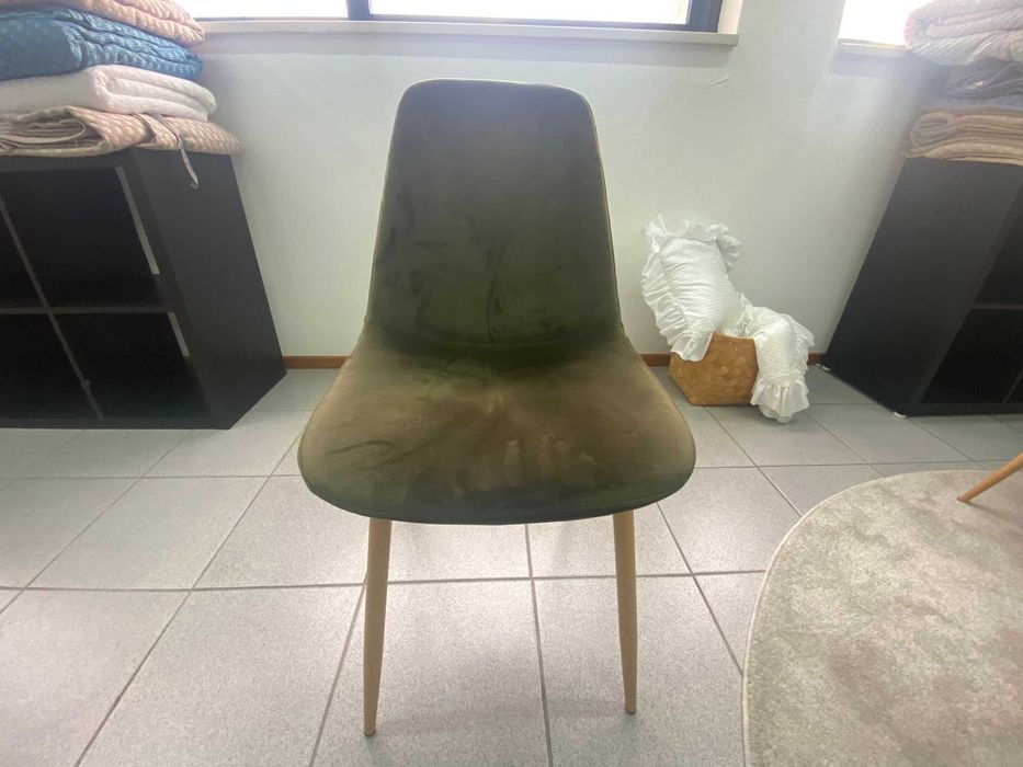 cadeira em veludo verde