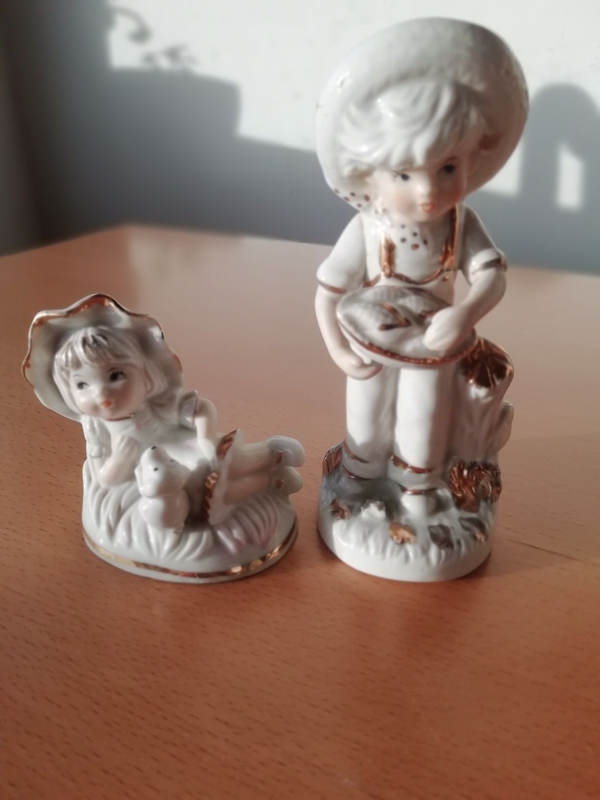 Pequenos bonecos em porcelana.