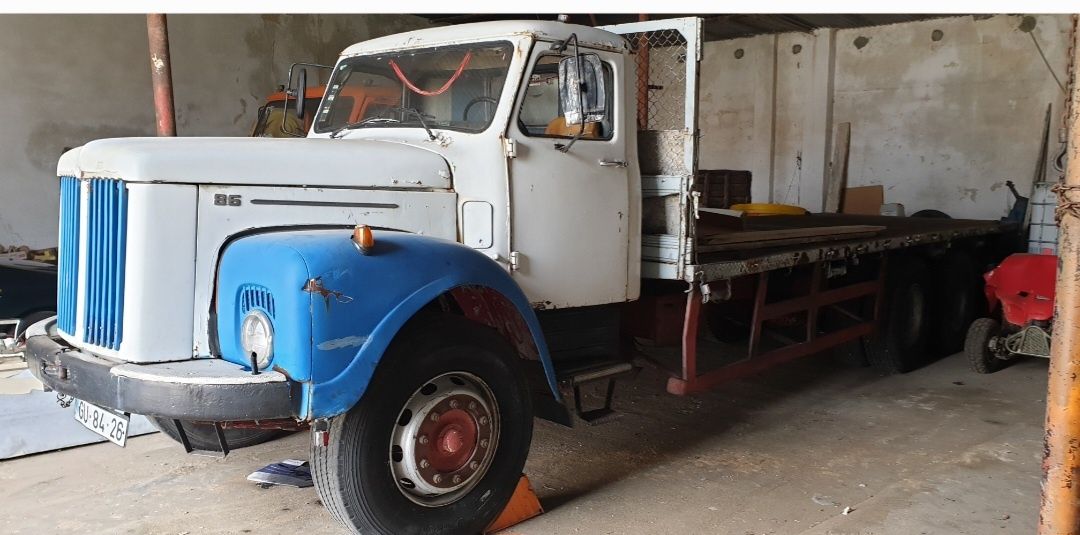 Dois camiões scania 86 basculante e contentor