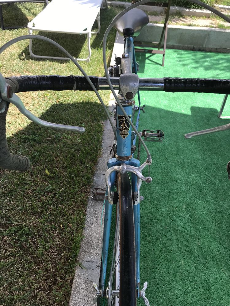 Bicicleta antiga para restaurar