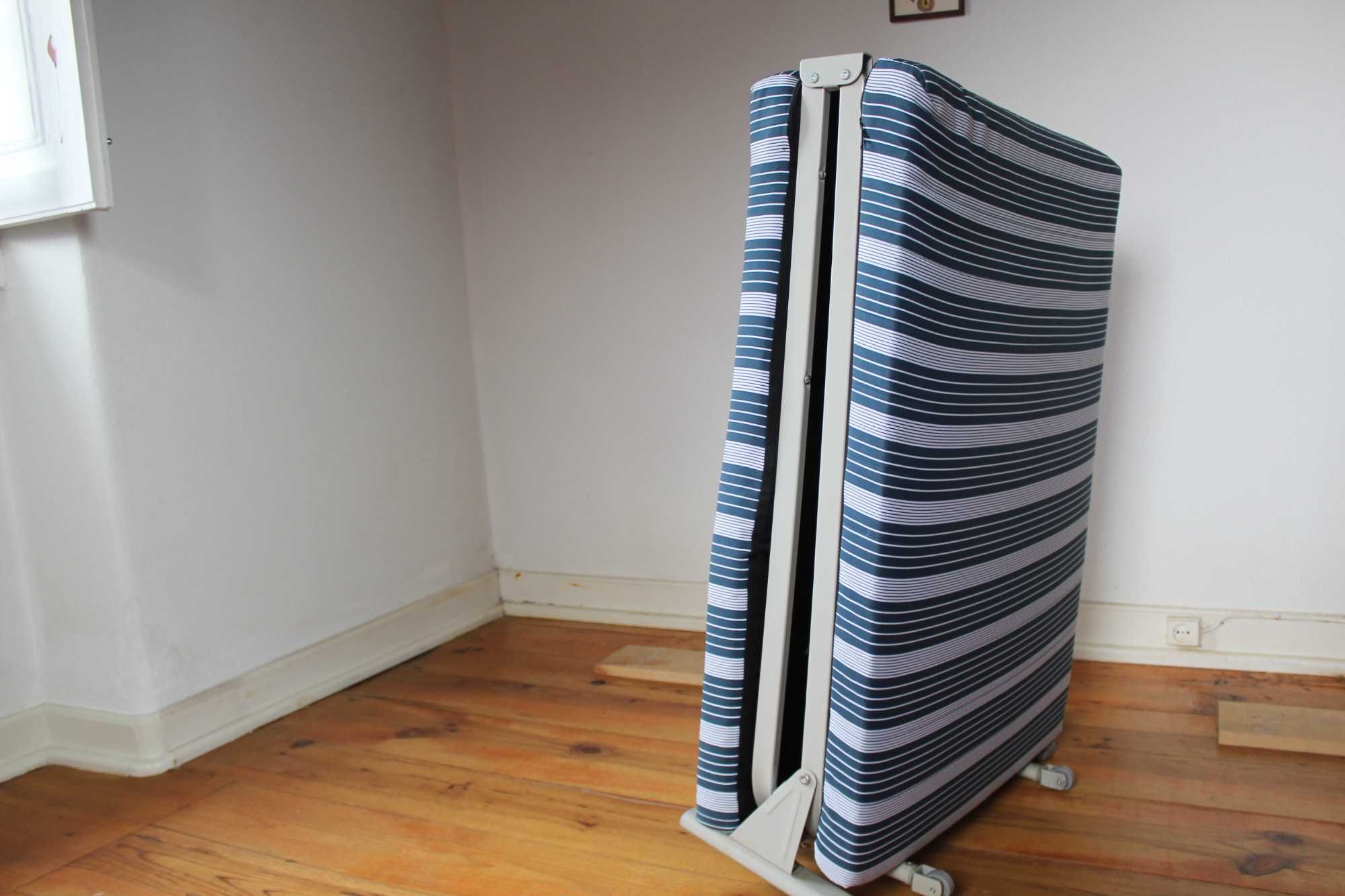 Cama de solteiro dobrável e com rodas