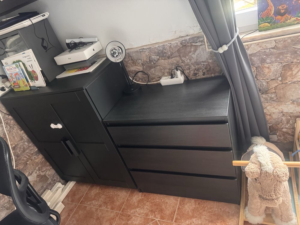 Armário com portas e comoda com 3 gavetas