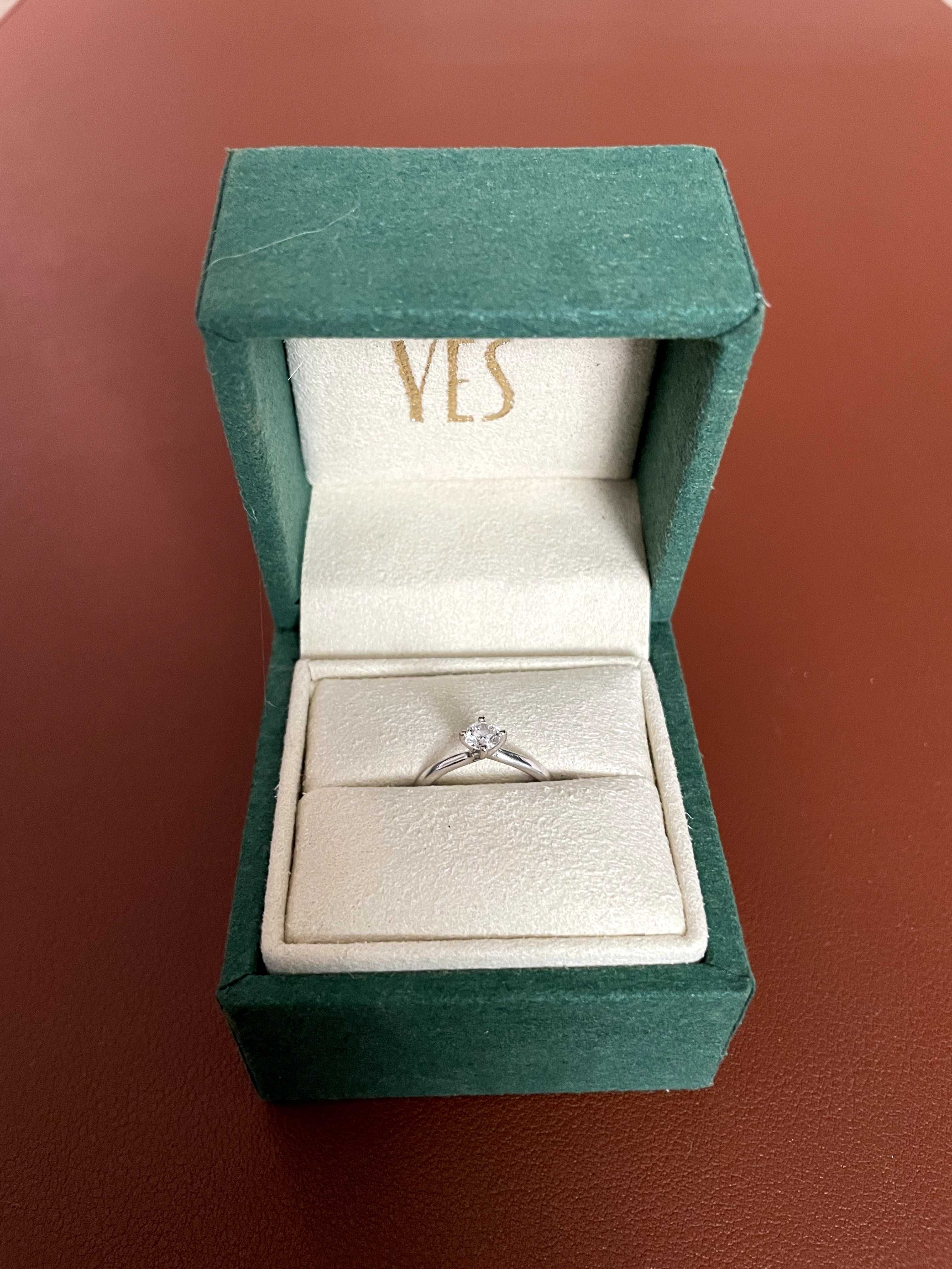 Pierścionek zaręczynowy "YES Valentine" z diamentem 0.26 - certyfikat