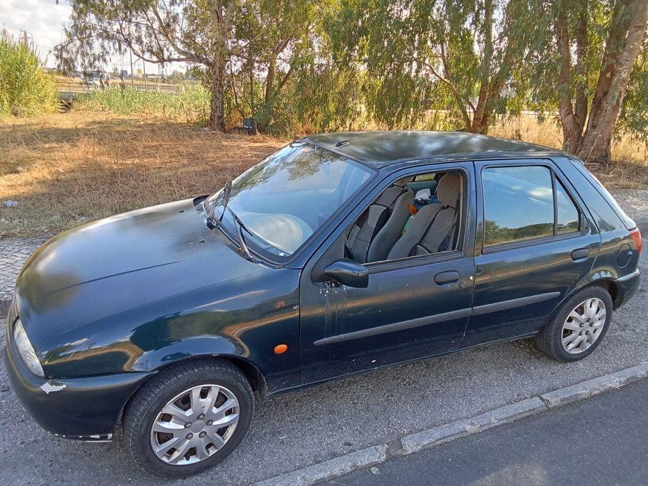 Está a venda este Ford fiesta