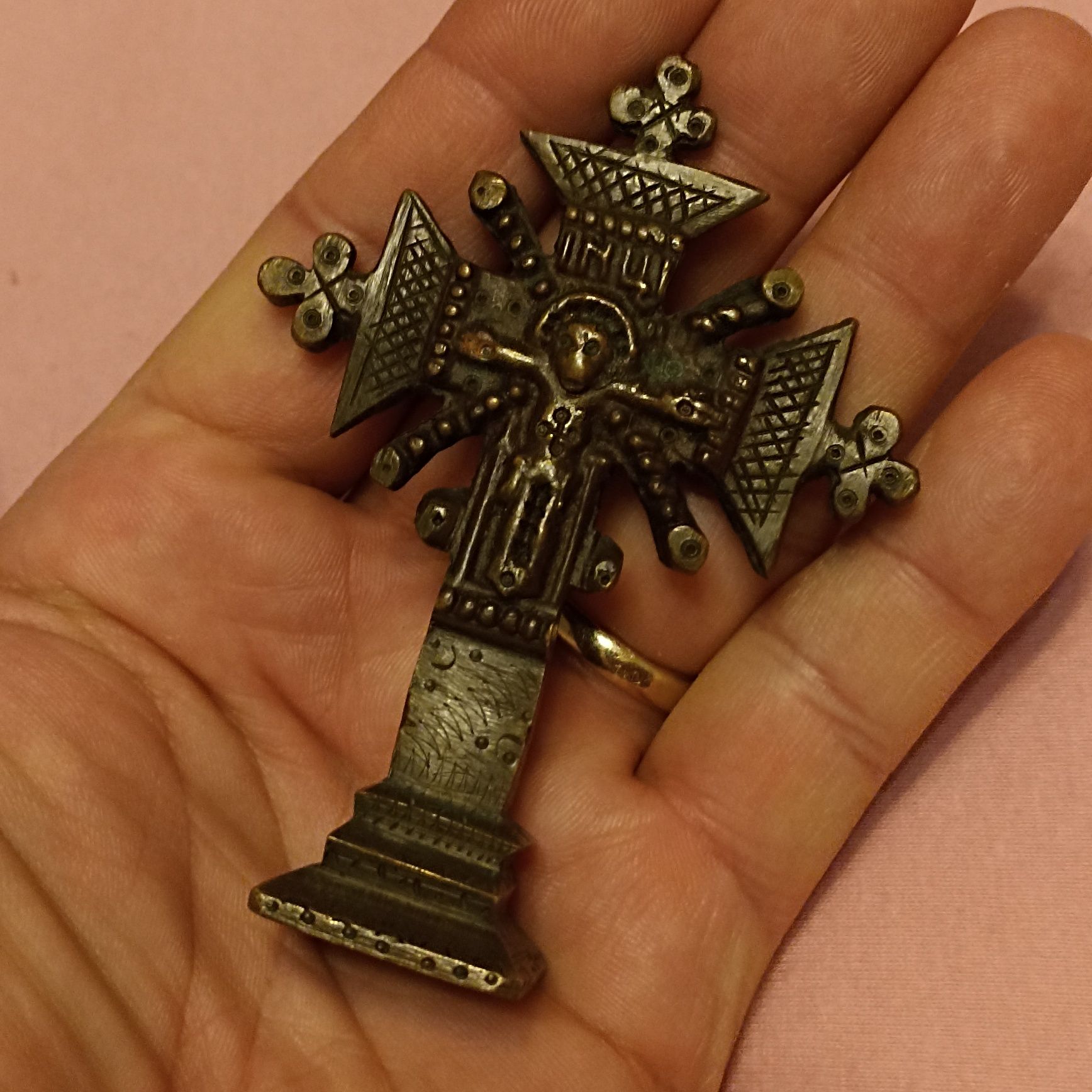 Stary ludowy krzyż,krzyżyk,huculski brąz.