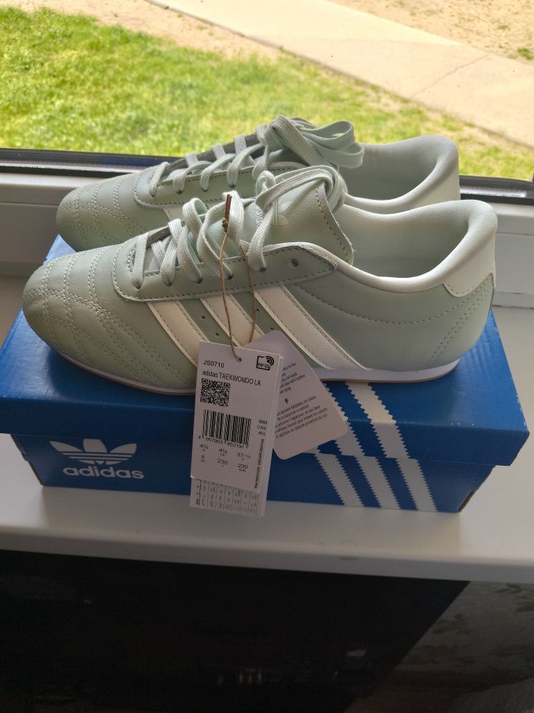 Жіночі кросівки Adidas Taekwondo.