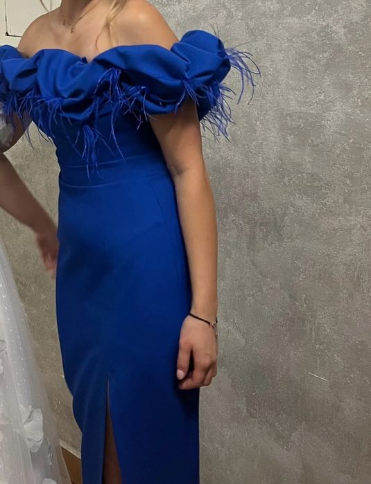 Sukienka hiszpanka z piórami, idealna na ślub cywilny czy poprawiny. E