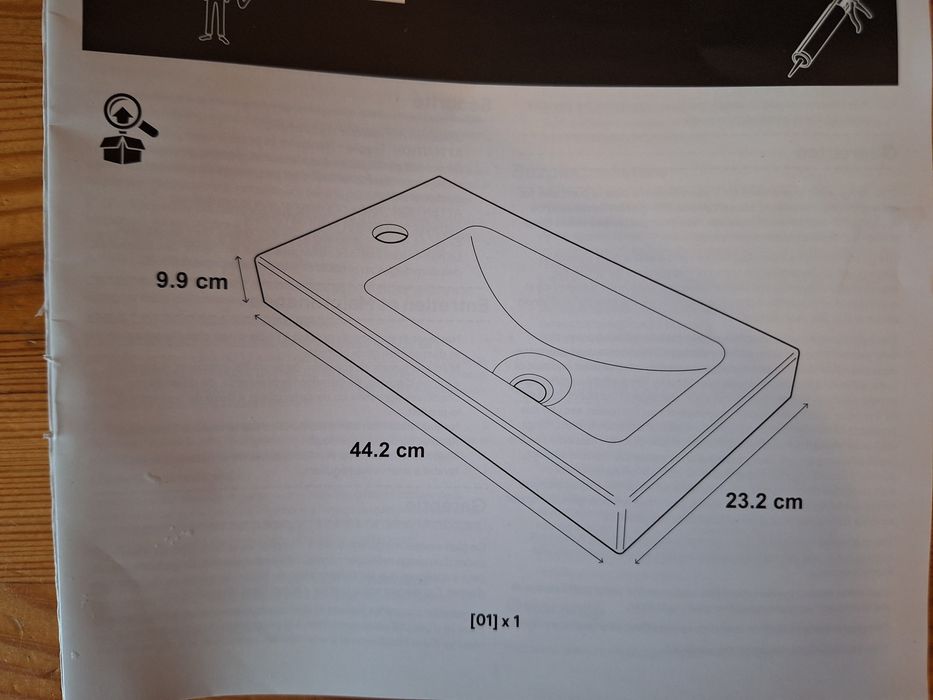 Mała, prawie nowa, umywalka łazienkowa ze stalowymi wspornikami