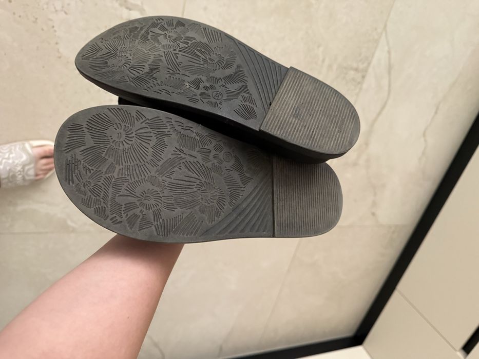 Босоніжки сандалі чорні з натуральної шкіри в хорошому стані