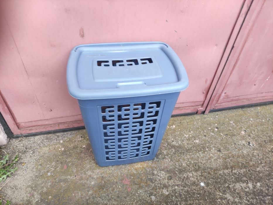 Kosz na pranie firmy Rubbermaid