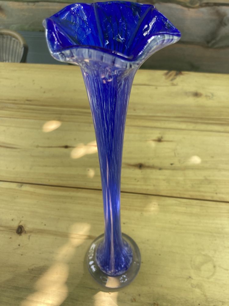 Stary szklany niebieski wazonik