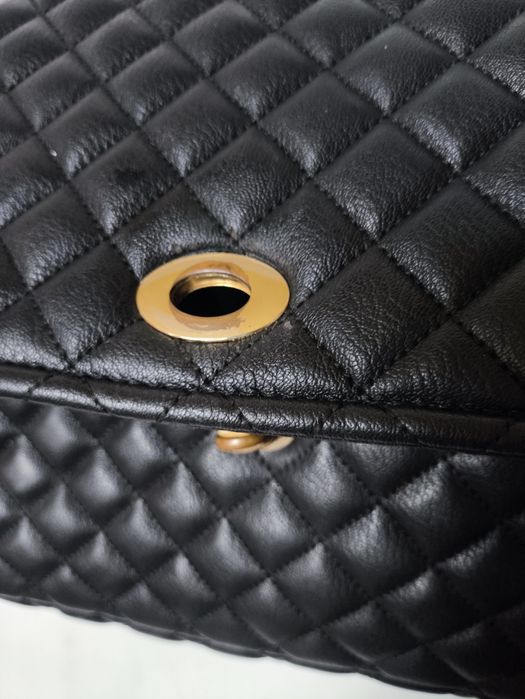 Дуже гарна вмістима сумочка в стилі Шанель шкіряна прошиті з ланцюжком