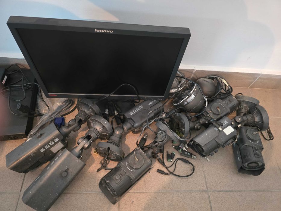 Zestaw monitoringu, kamery, monitor, rejestrator