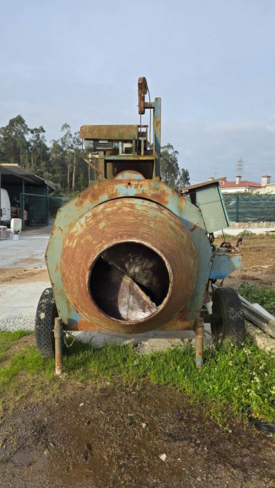 Betoneira com pá de arrasto
