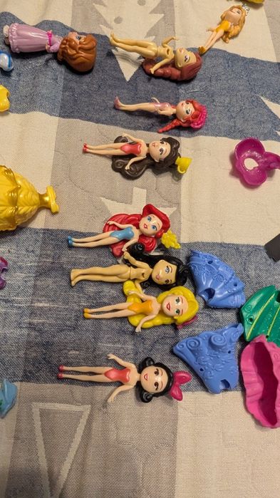 Набір ляльок з сукнями