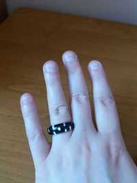 Szklany pierścionek białe kropki rozmiar 14 średnica 17mm