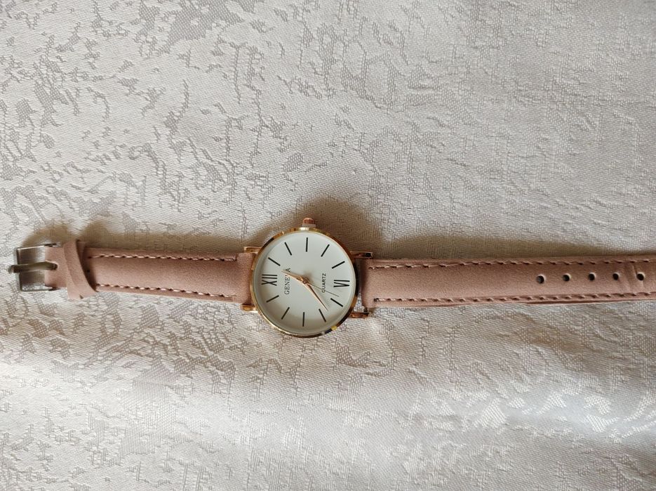 Elegancki zegarek damski na skórzanym pasku
