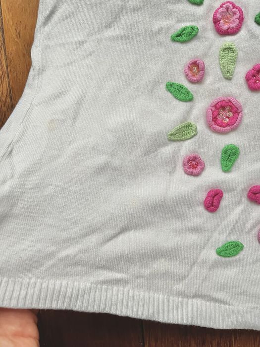 Biała Dzianinowa bluzka z koronką i szydełkowymi kwiatami TU