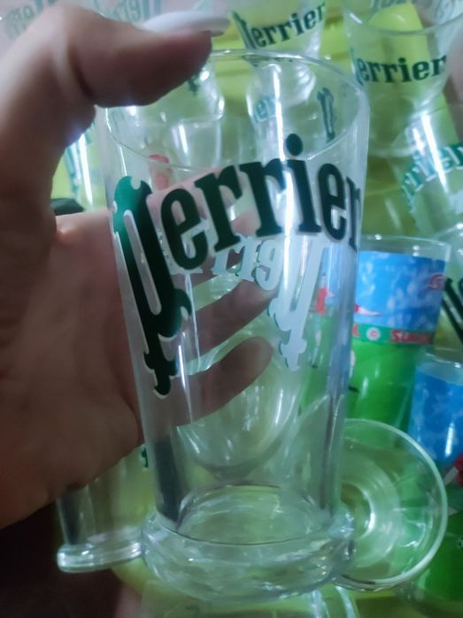 Copos de vidro e chávenas