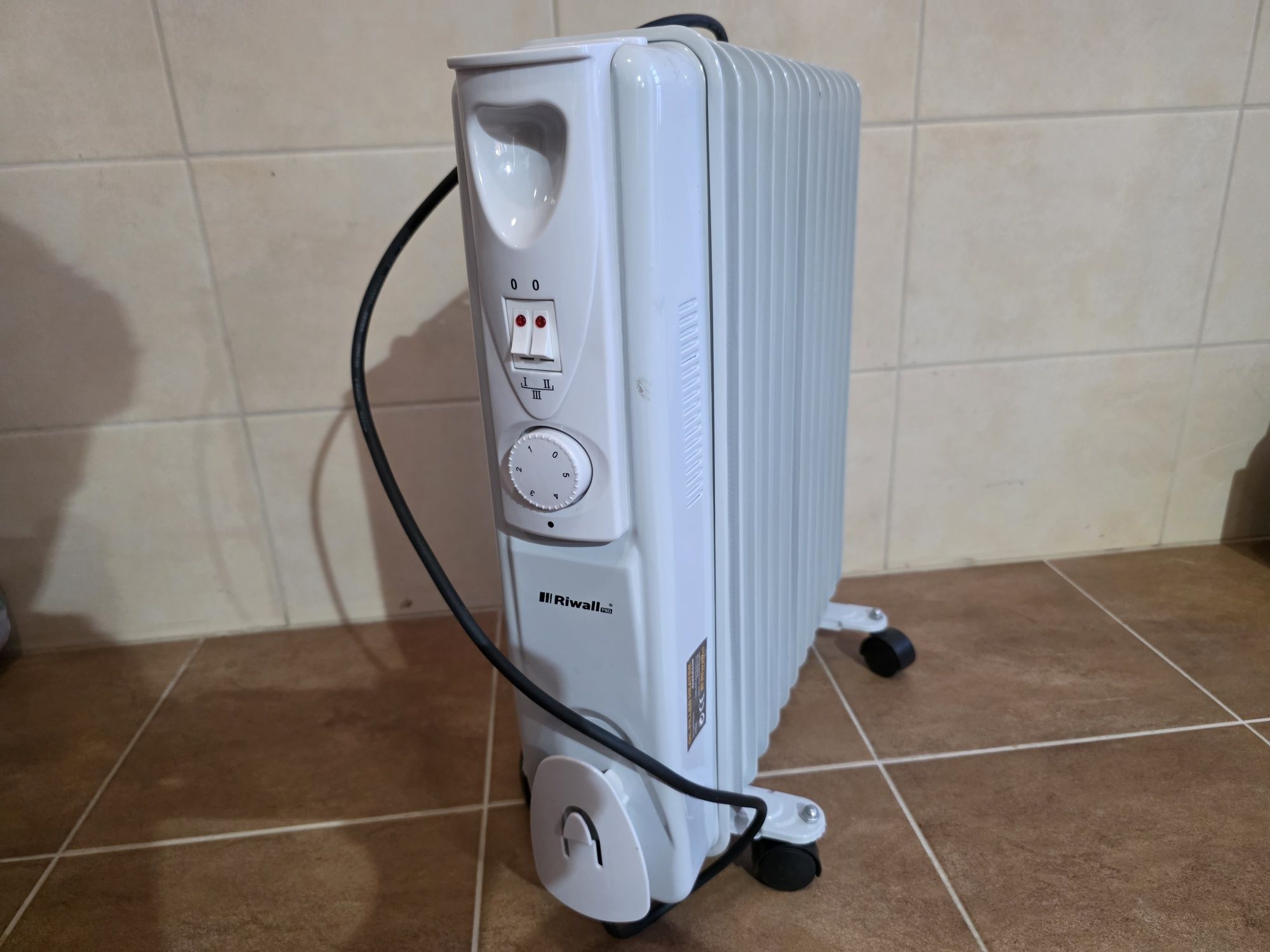 Grzejnik olejowy 13 żeberek na GĘSTY olej Riwall 2500W żeberkowy