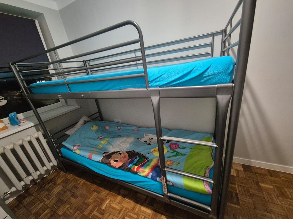 Łóżko piętrowe z materacami. Stan bardzo dobry.