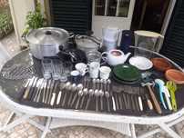 Tachos, pratos, talheres, copos e utensílios de cozinha