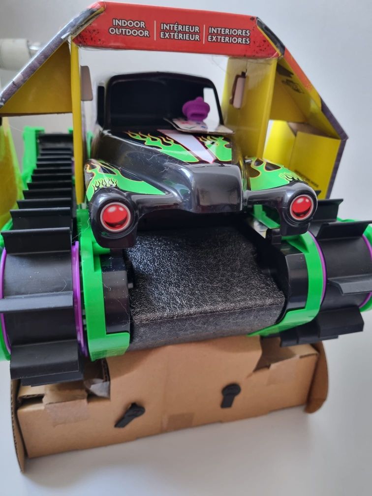 Monster Jam, Grave Digger Trax – bardzo mocny, zdalnie sterowany