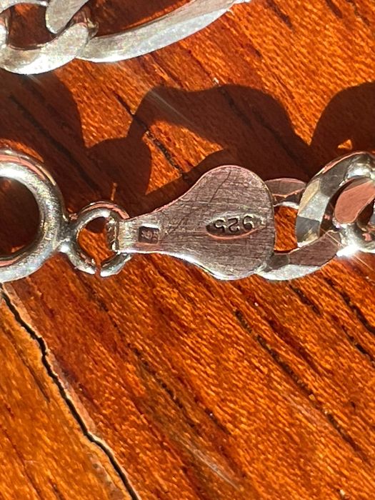 Várias jóias com diferentes preços