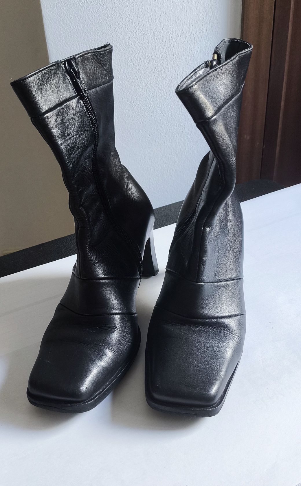 Botins senhora em couro preto