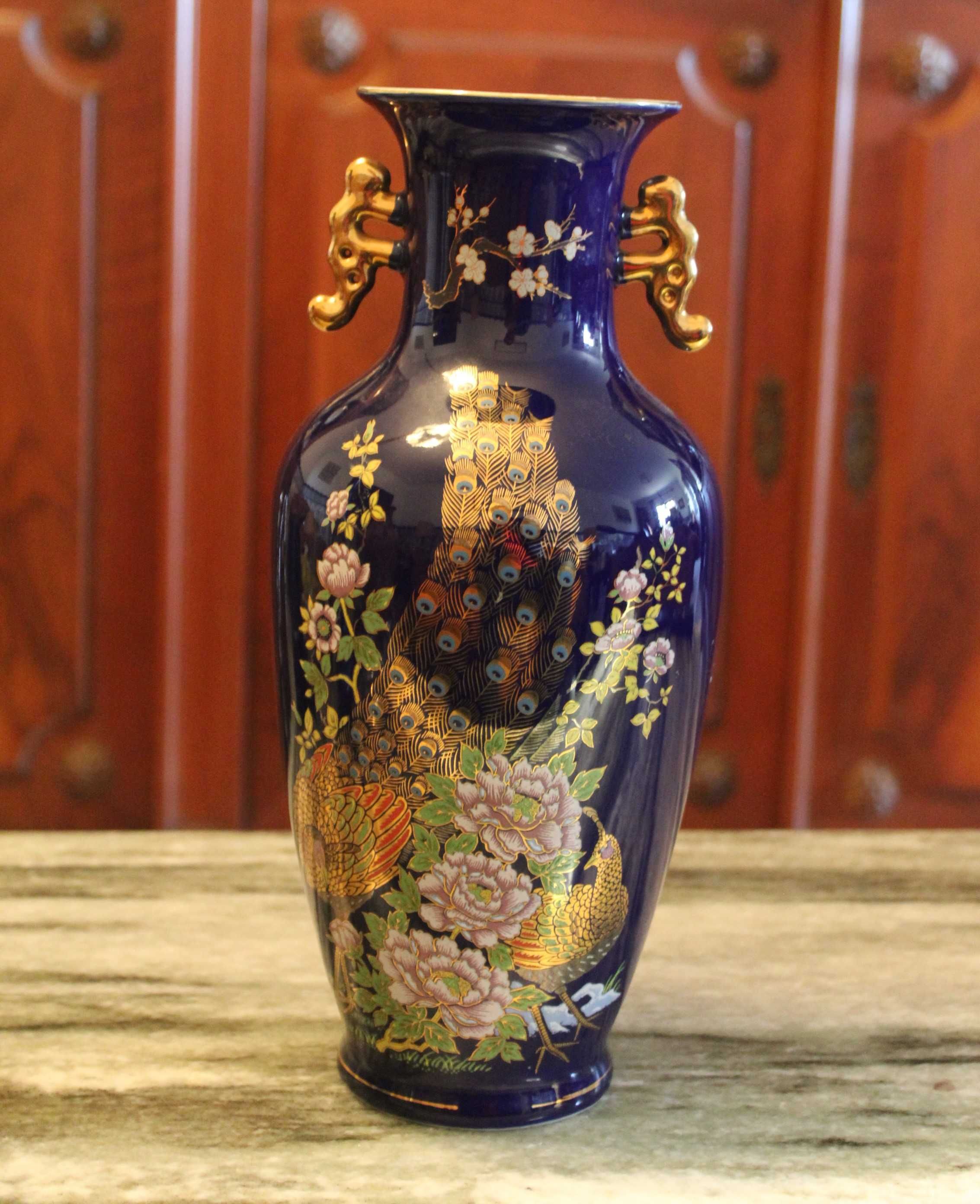 Vaso com  motivo de pavão asiático azul-cobalto e dourado com alças.