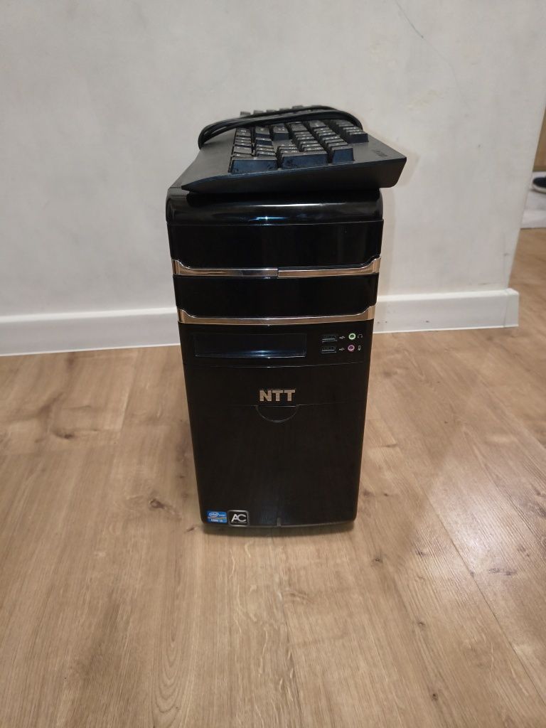 Komputer stacjonarny Q8300 Radeon R9 270X 2GB 8GB RAM Dysk SSD+HDD