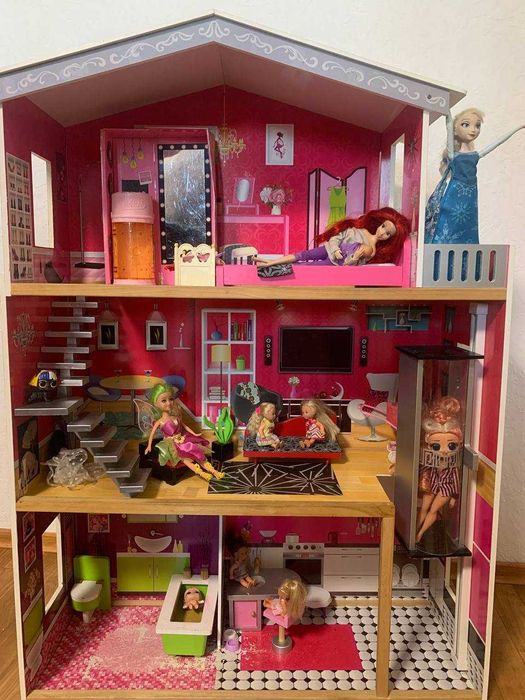 Большой кукольный домик в идеальном состоянии!
