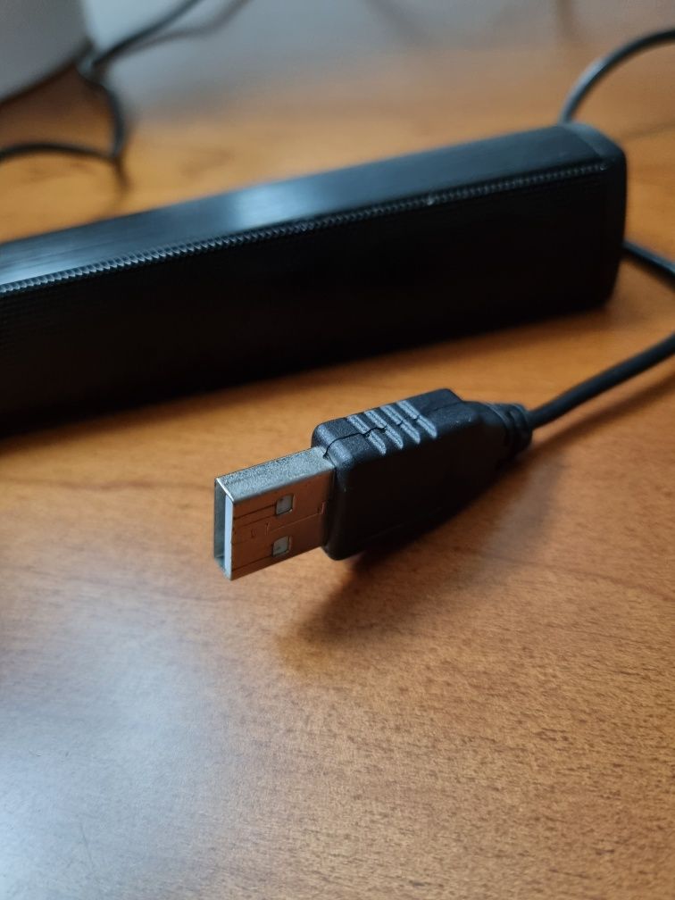 Uma  mini coluna USB Um microfone e uma antena para PC