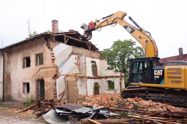 Знесення старого дачного будинку сараю промислових будівель